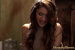 Зряла милф трибва със заварена дъщеря в близък план гламкор сцена