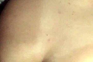 她丈夫差点抓到我们偷偷做爱，她的大屁股和天然奶子露出来