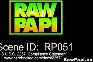 Horny gay couple fucks bareback in the gym 😏💪