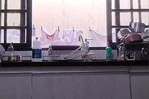 lavando a louca so de calcinha na casa do sogro