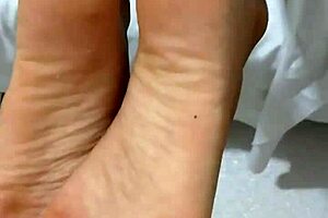 gozando e cheirando a sola do pé da putinha