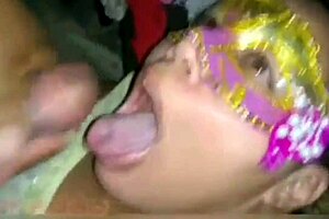 Gozando na boca da minha puta with big tits buttplug.