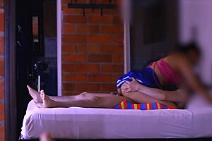 La Estudiante Besa Apasionadamente a Su Compañero Guiándolo al Clímax