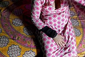 कॉलेज की कमसिन जवान लड़की अपने अध्यापक से ही संतुष्ट होकर चुदाती है।