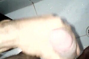 Watch this amateur masturbate to a massive orgasm. What a gozada!