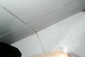 Watch this amateur masturbate to a massive orgasm. What a gozada!