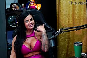 Pampam opens huge pussy on camera 😱