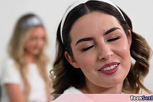 Hej, kada stepkćeri ostave čišćenje za slobodnu pičku zabavu! 😜