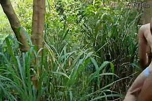 농장 일꾼과 벽돌공 조수 숲에서 친밀하게