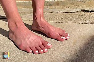 Barefoot model shows off her sexy feet in public