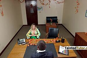 MILF загибается над столом для директора, чтобы помочь падчерице