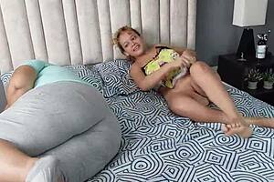 Yo, estoy follando a mi hermanastra en la parte 2, la madrastra no se entera, ¡casi nos atrapan! 😅