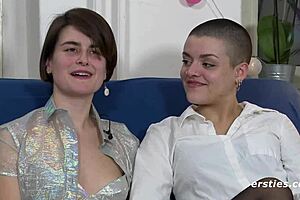 ルナがタンピーの甘い剃毛尻を指マンで楽しませる