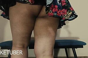 Zahtevam tvoju guzu u mini suknji! Latina robinja sluša u delu 1