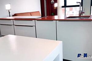 que preciosidad de morena universitaria española maria wars mamando en la cocina la gran polla de nuestro amigo victor bloom