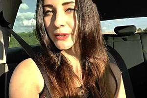 年轻 Chloe 虔诚骑乘