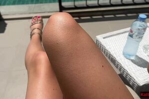 invited a stranger to fuck in my hotel room 😏