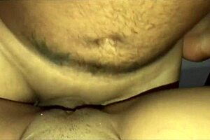 Joven delgada se tropieza bajando la escalera en su auxilio va un enano a sobarle la pierna y termina sob�ndole el co�o