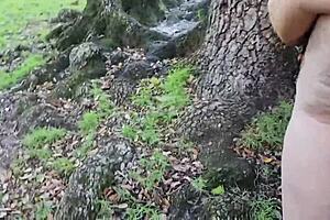 Grote kont pawg moslim milf plast buiten in park. Vreemdeling vinger haar hard!