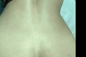 mi esposo no sabe, pero el vecino viene a follarme cuando no está 😏