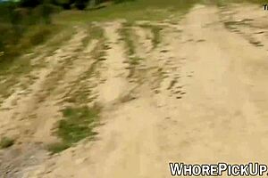 妓女收钱后在街头户外性爱中被插入