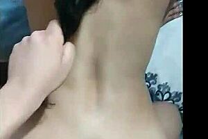 mi esposo no sabe, pero el vecino viene a follarme cuando no está 😏