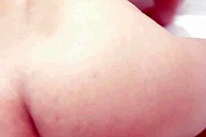 the young japinha wife twerks and shows her ass in the motel bathtub