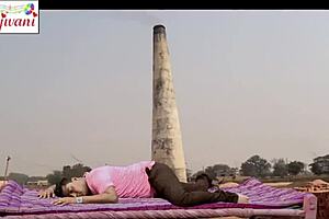 Bhojpuri hot song features an intriguing nipple show