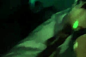 亚洲少女口交和在脏自制性爱中内射