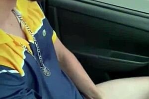 Batendo Punheta No Carro Enquanto Dirijo