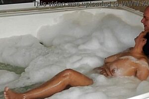 Nachbarn beim Baden in Jacuzzi bespitzeln für 4K-Voyeur-Kick mit Agarabas und Olpr