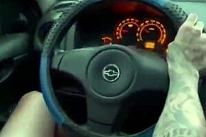 Batendo Punheta No Carro Enquanto Dirijo