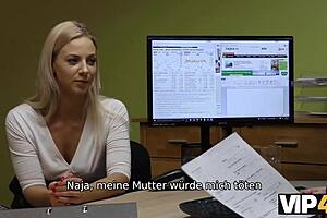 Nathaly spreads her legs in casting 😏