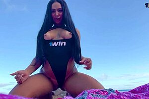 Morena mostrando a bucetinha com o piercing na praia with lick, girlfriend, orgasm, oral, natural tits, outdoor, tits, horny, pussy, indian.