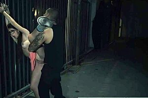 Je suis juste une esclave qui mange de la salive pendant une baise française brutale avec des mecs dominants