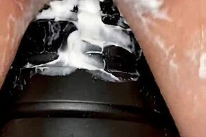 Zblízka anální vložení s dildo věží