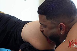 Joven repartidora sumisa es sometida por peruano morboso musculoso.