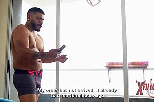 Joven repartidora sumisa es sometida por peruano morboso musculoso.