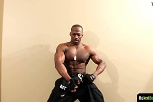 muscular bbc hunk jerks off big dick!