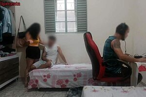 Amigo Fode Namorada do Corno Nerd Enquanto Ele Esta no Gamer