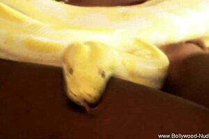 Indian mature dances seductively for handjob