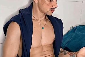 Brendo Vilhena aliviando na cama com prazer 😏