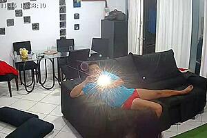 Filmei minha esposa trepando com meu amigo!