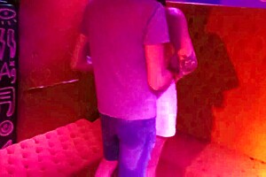 mi marido cornudo filma mientras masturbo a un desconocido en el bar 😏