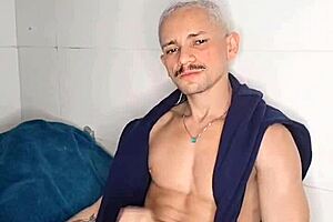 Brendo Vilhena aliviando na cama com prazer 😏