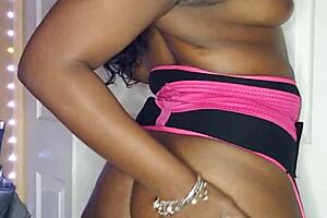 Naejae teases with her big ebony ass in solo show.