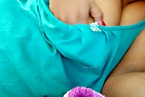 Indian Bhabhi Shows Off Her Sexy Boobs!