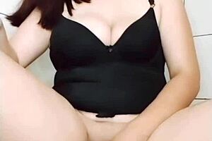 Cupleasy Latina beauty Silita grooves while getting her favorite vibrator on
