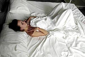 Gadis Muda 18+ Jari Memek Di Katil Panas Membara