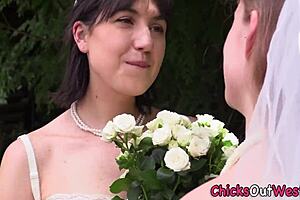 Я в восторге, видя, как писающую невесту дрочат в дикой групповухе